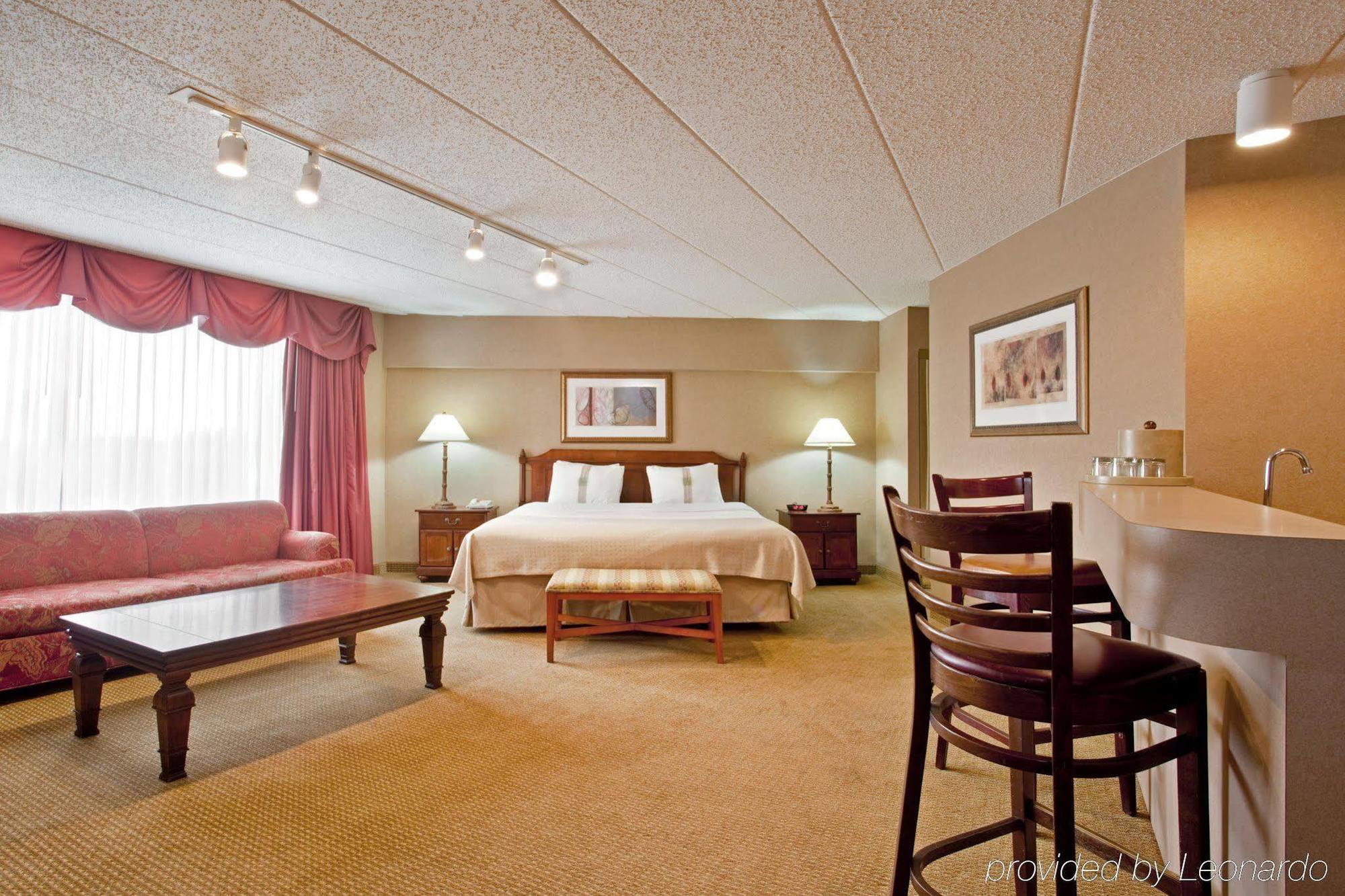 Holiday Inn Chicago Nw Crystal Lk Conv Ctr, An Ihg Hotel Crystal Lake Room photo